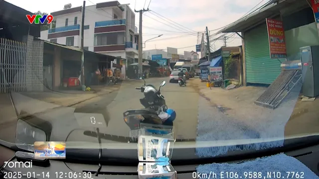 Camera giao thông: Xe máy kiếm chuyện với ô tô
