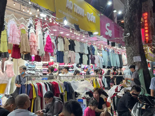 Chợ quần áo "khủng" giá rẻ mùa cận Tết ở TP Hồ Chí Minh