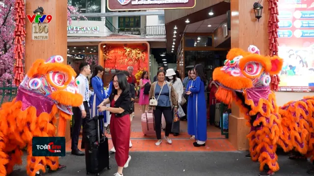 Hàng ngàn du khách xuất hành du xuân đầu năm Ất Tỵ