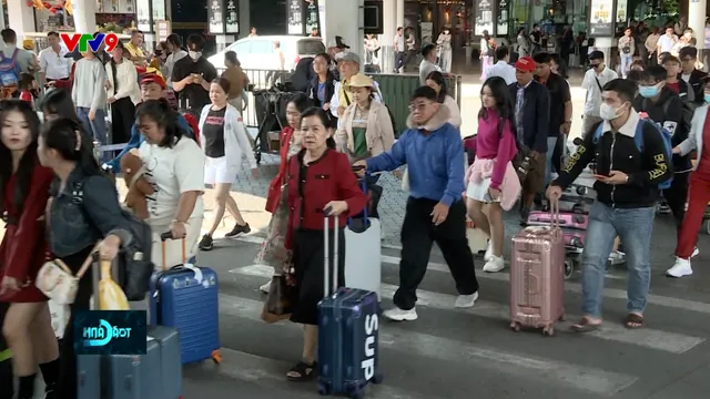 Sân bay Tân Sơn Nhất đông nghẹt người trở lại sau tết