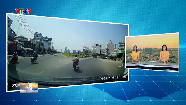 Camera giao thông: Xe ô tô đang rẽ phải, xe máy vọt tốc độ cao lên từ bên phải