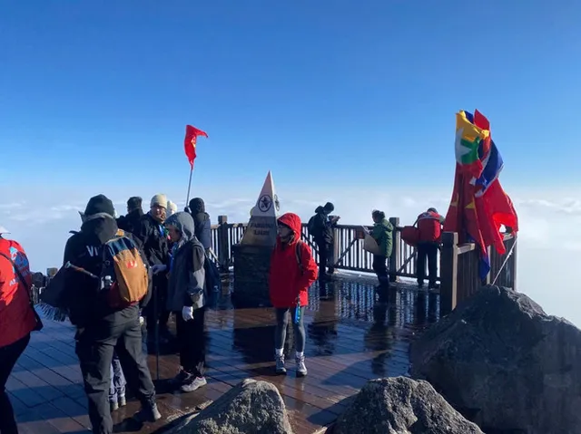 Mount. Fansipan coated in frost in first days of new year - Ảnh 5.