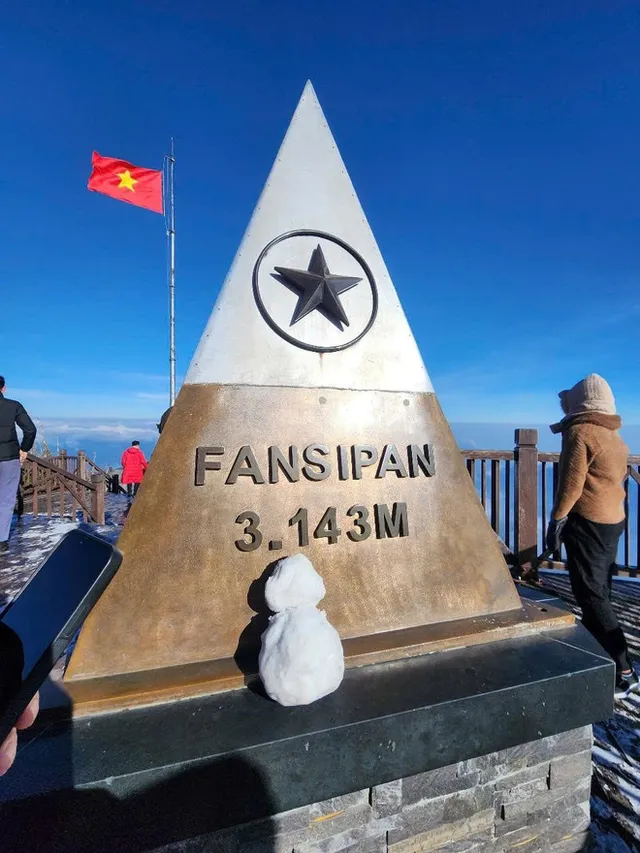 Mount. Fansipan coated in frost in first days of new year - Ảnh 6.