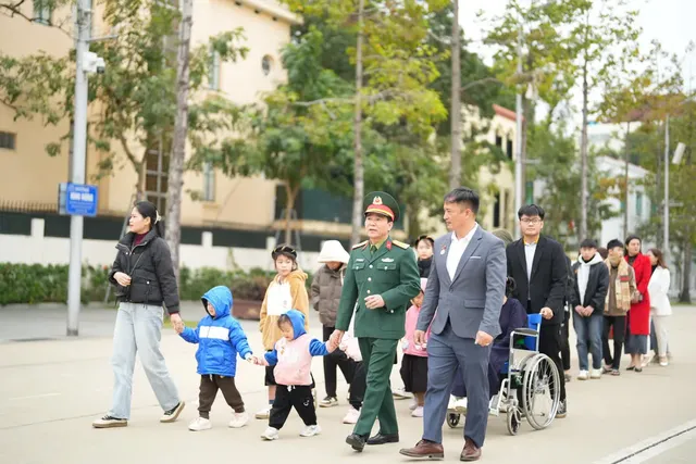 Kind Deeds Bus Trip Tet 2025: 22 Lang Nu Children  Enjoy Spring in Hanoi - Ảnh 4.