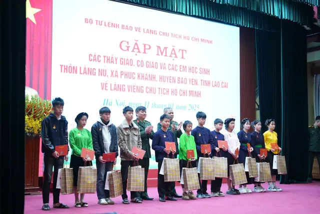 Kind Deeds Bus Trip Tet 2025: 22 Lang Nu Children  Enjoy Spring in Hanoi - Ảnh 2.