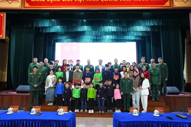 Kind Deeds Bus Trip Tet 2025: 22 Lang Nu Children  Enjoy Spring in Hanoi - Ảnh 1.