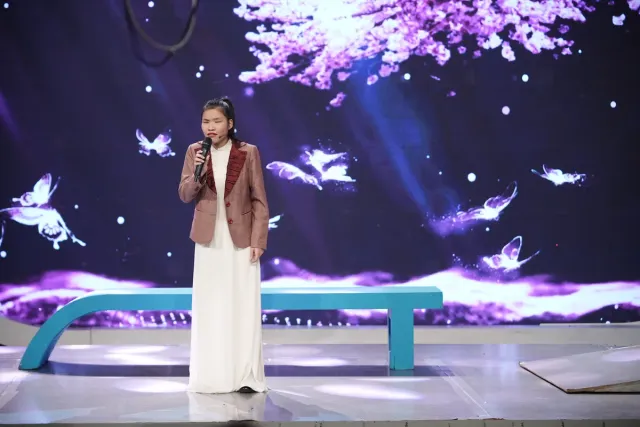 Station of Love: Blind Girl Shines with Passion for Music - Ảnh 2.