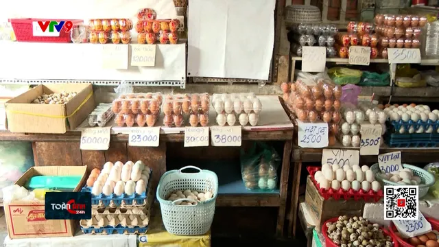 Giá trứng tại chợ giảm mạnh, nông dân gặp khó