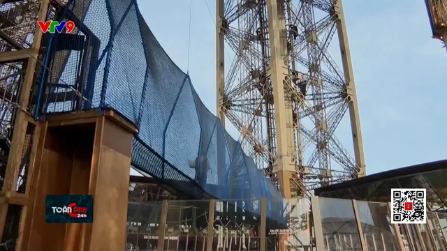 Pháp ra mắt cầu treo đi bộ bên trong tháp Eiffel