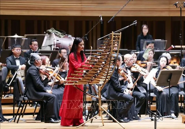 Party chief, spouse attend concert at Yong Siew Toh Conservatory of Music - Ảnh 1.