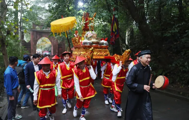 State President Luong Cuong offers incense in commemoration of Hung Kings - Ảnh 1.
