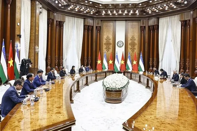 Vietnams top legislator meets with Uzbek President in Tashkent - Ảnh 1.