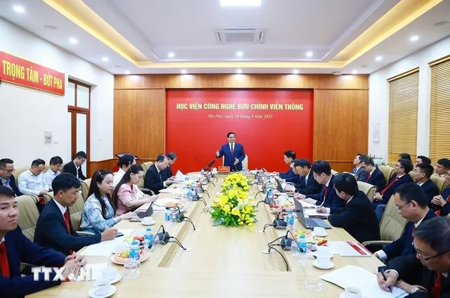 PM asks Posts and Telecommunications Institute of Technology to pioneer in innovation - Ảnh 1.