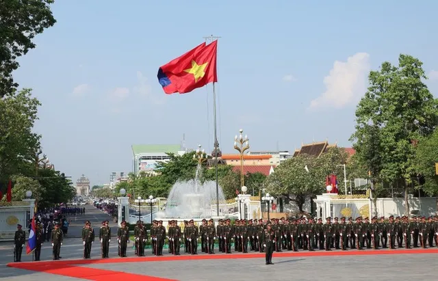 Top Lao leader hosts welcome ceremony for Vietnamese State President - Ảnh 1.