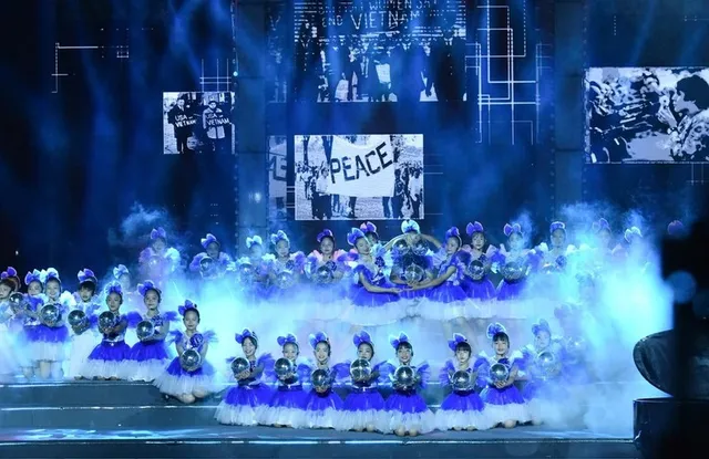 Leaders attend live-broadcast programme celebrating Spring 1975 Victory - Ảnh 2.