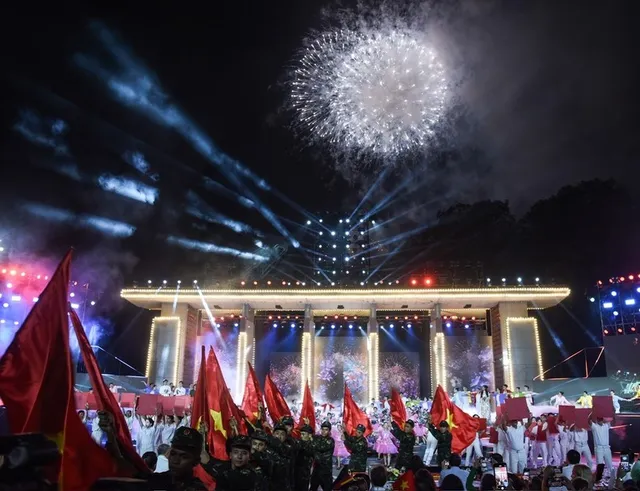 In pictures: Fireworks display in Hanoi celebrates national reunification day - Ảnh 4.