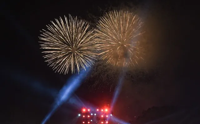 In pictures: Fireworks display in Hanoi celebrates national reunification day - Ảnh 5.