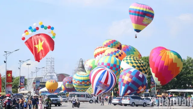 Dong Nai launches Hot Air Balloon Festival and investment promotion event - Ảnh 1.