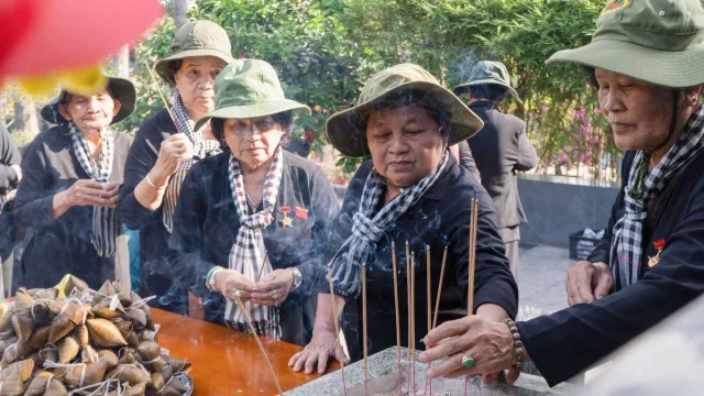 Kindness Bus Journey Heads to Ho Chi Minh City - Ảnh 2.