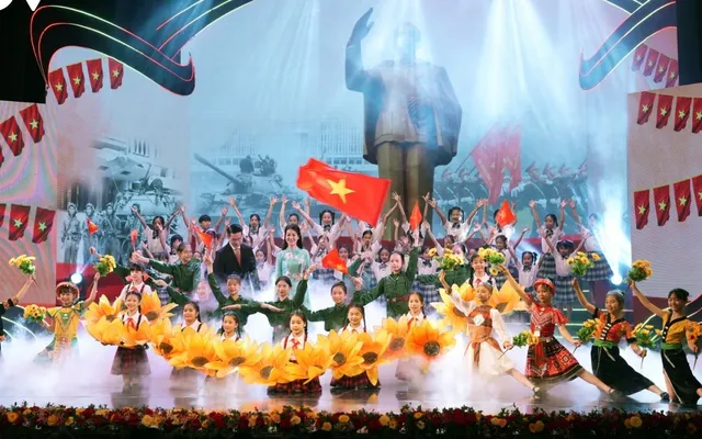 Triumphal Song: Reenacting the Jubilant Moment of Liberation - Ảnh 1.