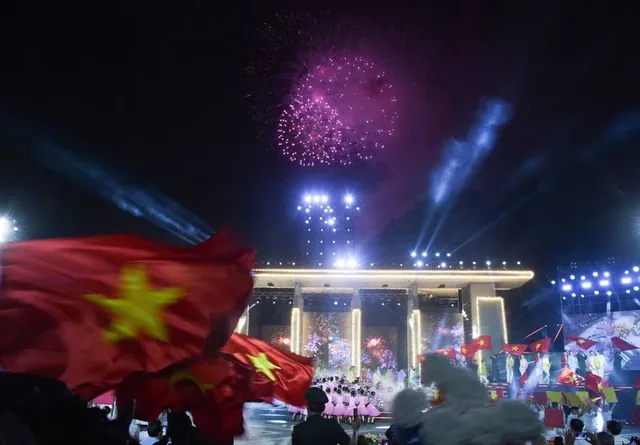 In pictures: Fireworks display in Hanoi celebrates national reunification day - Ảnh 1.