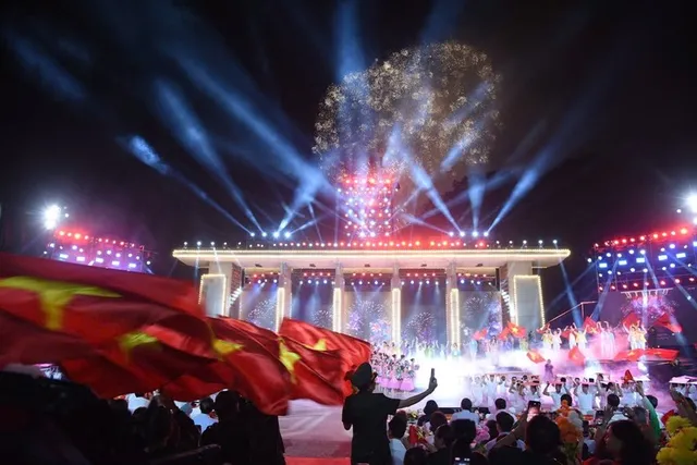 In pictures: Fireworks display in Hanoi celebrates national reunification day - Ảnh 2.