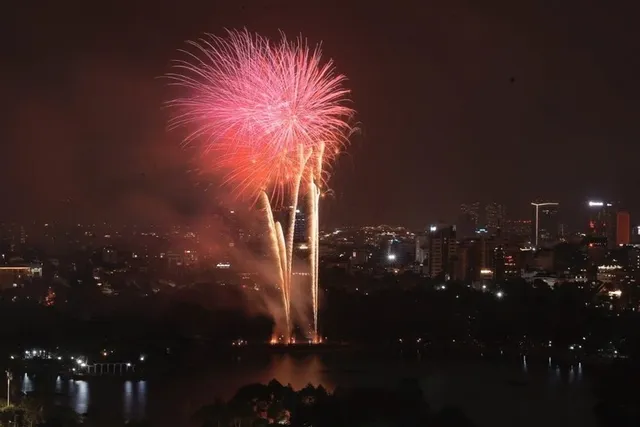 In pictures: Fireworks display in Hanoi celebrates national reunification day - Ảnh 3.