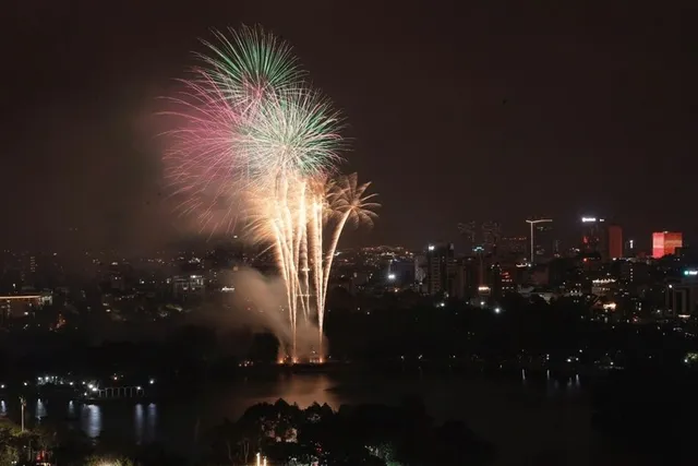 In pictures: Fireworks display in Hanoi celebrates national reunification day - Ảnh 6.