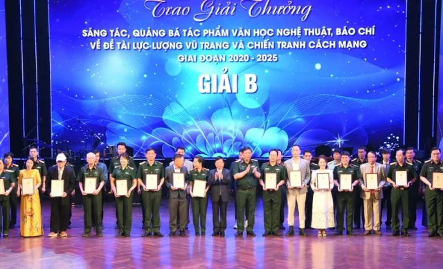 Honouring outstanding literary, artistic and press works on armed force and revolutionary war - Ảnh 1.