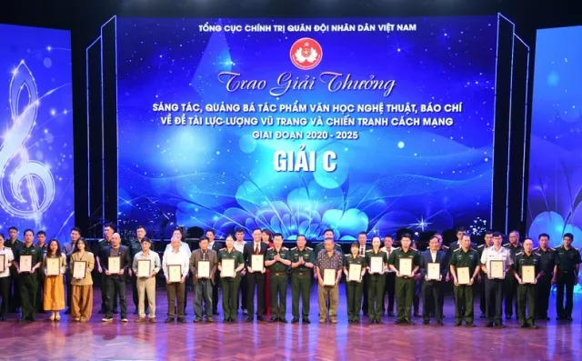 Honouring outstanding literary, artistic and press works on armed force and revolutionary war - Ảnh 2.