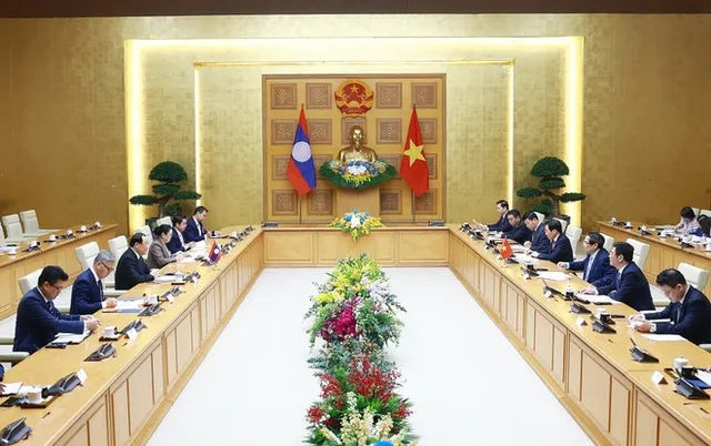 Vietnamese, Lao PMs meet on sidelines of P4G Summit - Ảnh 1.