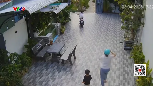 Bé gái vít xe máy điện lao ra khỏi nhà gây thót tim