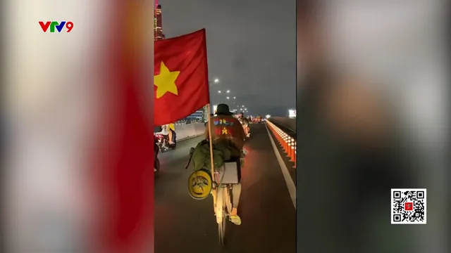 Chàng trai đạp xe 21 ngày vào TP. Hồ Chí Minh để dự lễ kỷ niệm 30/4