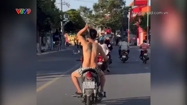Bình Dương: CSGT khống chế người vung rựa trên đường