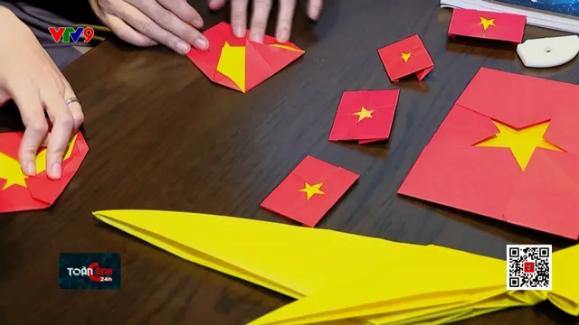 Cờ Tổ quốc qua nghệ thuật gấp giấy origami
