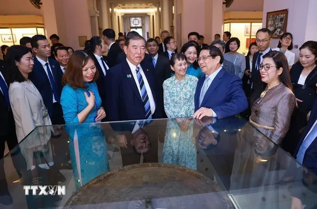 Japanese PM wraps up official visit to Vietnam - Ảnh 1.