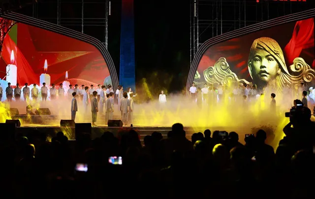 PM attends celebration of 50 years since Con Dao liberation - Ảnh 1.