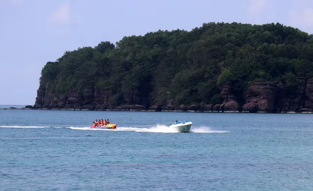 Vietnam’s top tourist destinations packed during national holidays first two days - Ảnh 2.