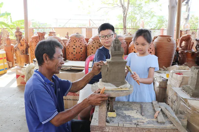 People excited about upcoming April 30-May 1 holidays - Ảnh 1.