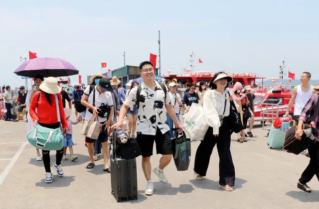 Vietnam’s top tourist destinations packed during national holidays first two days - Ảnh 1.