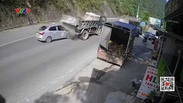 8 Giao thông: Tử vong do tông vào xe tải lớn bất ngờ phanh dừng lại giữa đường đèo
