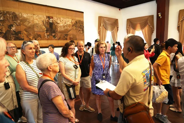 Number of tourists soars during national reunification holidays - Ảnh 1.