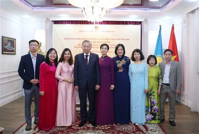 Party chief meets with Vietnamese community in Kazakhstan - Ảnh 1.