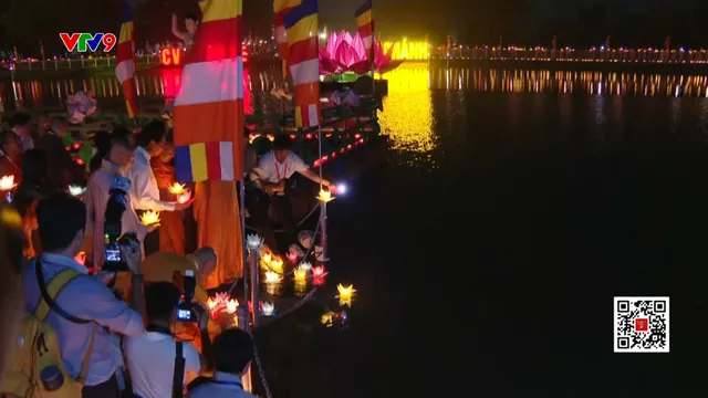 Thả hoa đăng cầu nguyện vì hòa bình