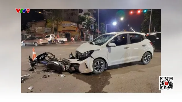 8 Giao thông: Xe máy "đấu đầu" ô tô con, hai thanh niên bị thương nặng