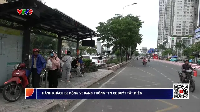Hành khách bị động vì bảng thông tin xe buýt tắt điện