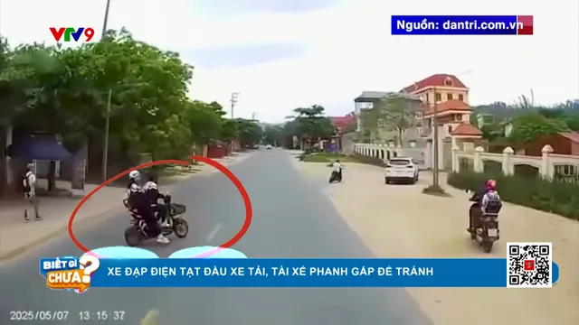8 Giao thông: Xe đạp điện tạt đầu xe tải, tài xế phanh gấp để tránh
