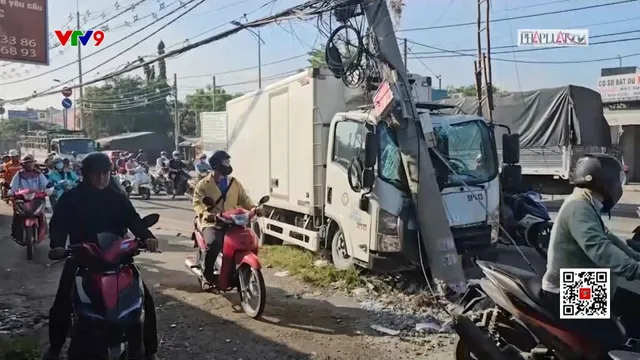 Xe tải tông gãy trụ điện, kẹt xe kéo dài