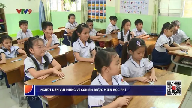 Người dân vui mừng vì con em được miễn học phí