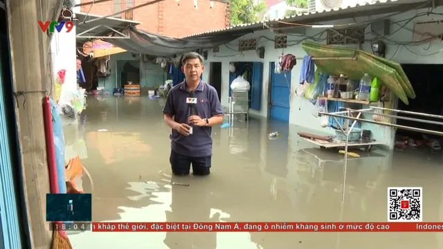 TP. Hồ Chí Minh: Nhiều nhà dân ngập nặng sau mưa lớn
